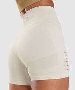 GYMSHARK ENERGY SEAMLESS COCONUT WHITE ŠORTAI