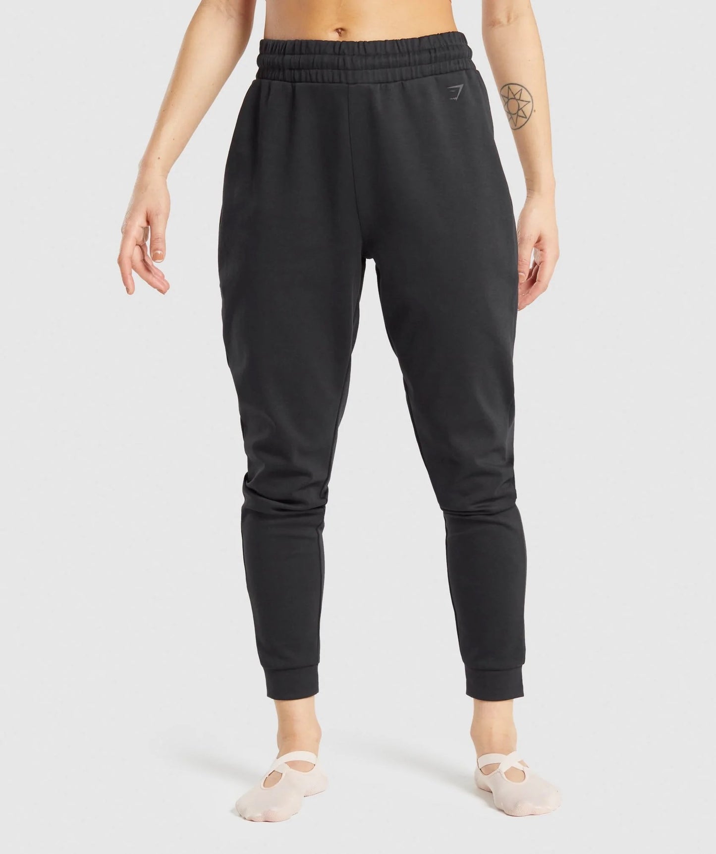 GYMSHARK STUDIO BLACK KELNĖS