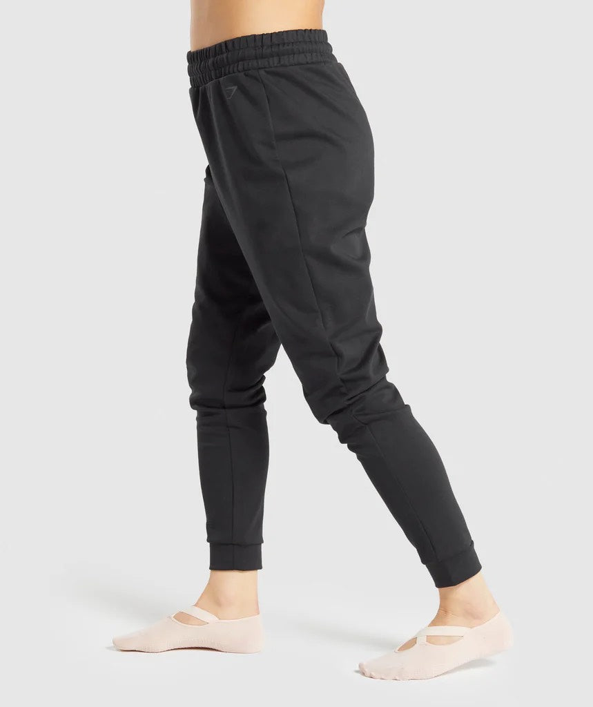 GYMSHARK STUDIO BLACK KELNĖS
