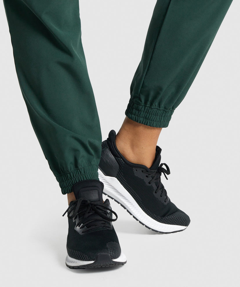 GYMSHARK TRAINING WOVEN DARK GREEN KELNĖS
