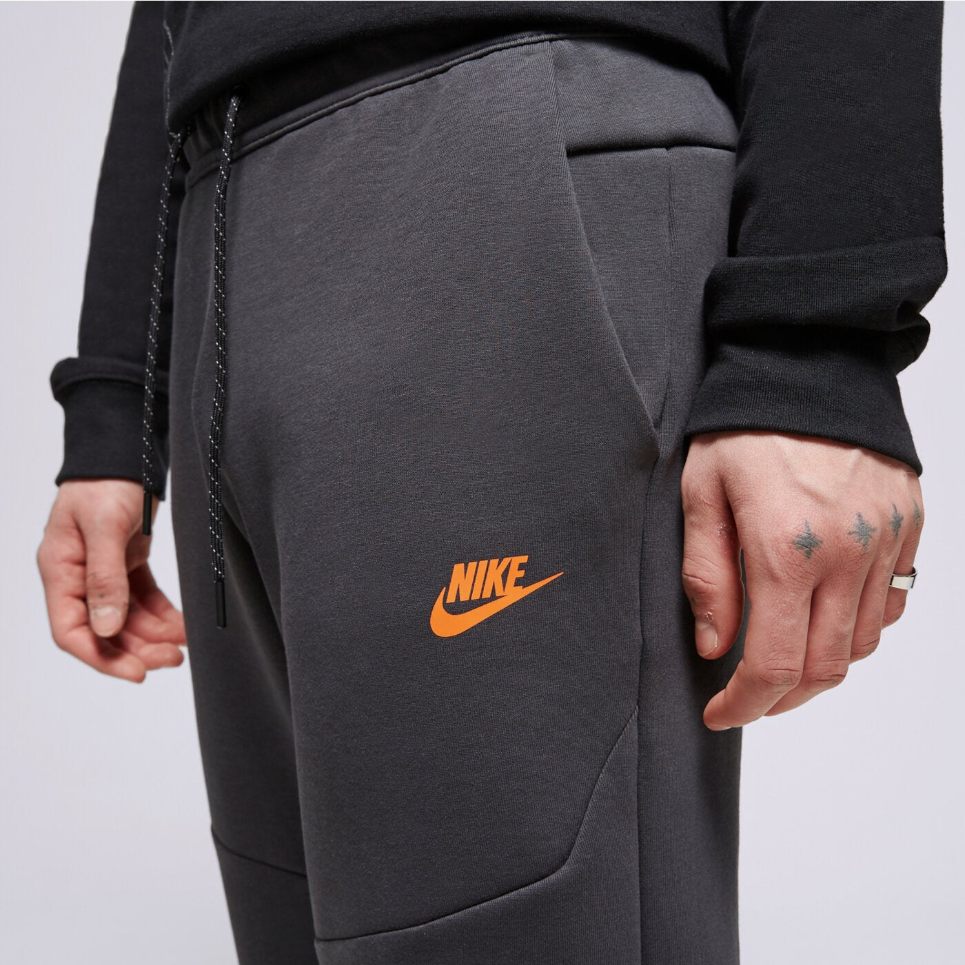 NIKE SPORTSWEAR TECH FLEECE STONE GREY DV0538-070 KELNĖS
