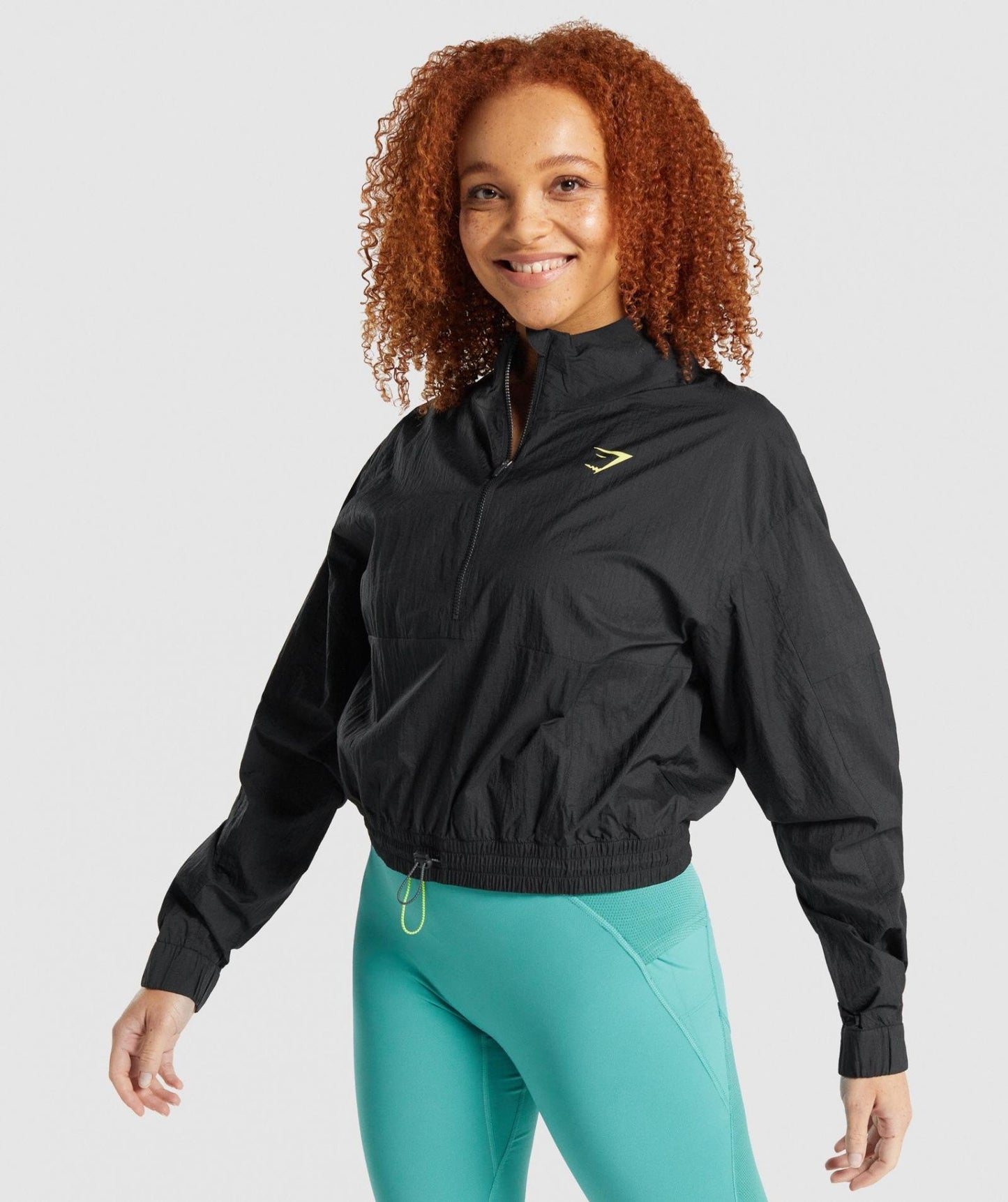 GYMSHARK PULSE WOVEN JACKET BLACK STRIUKĖ