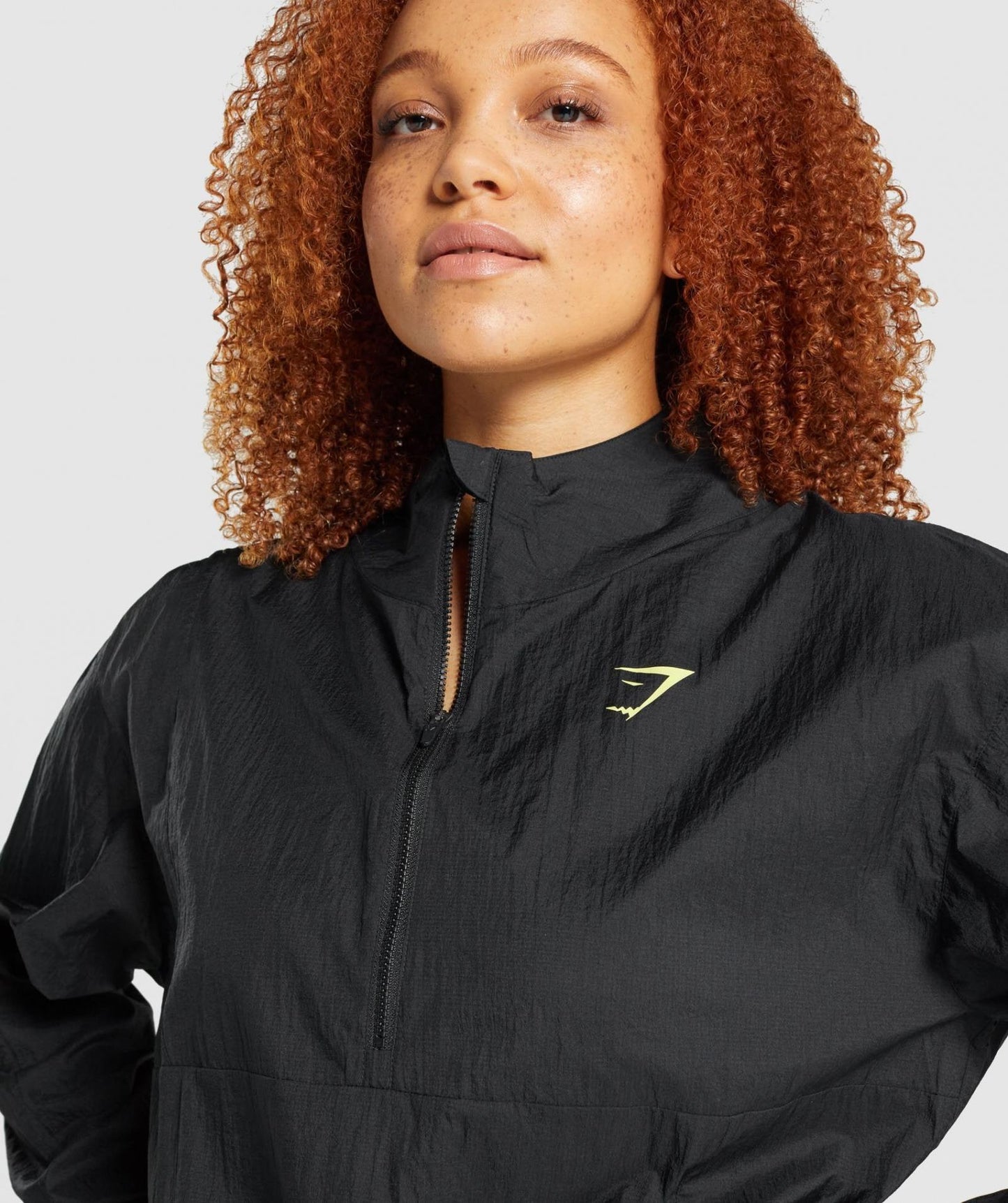 GYMSHARK PULSE WOVEN JACKET BLACK STRIUKĖ