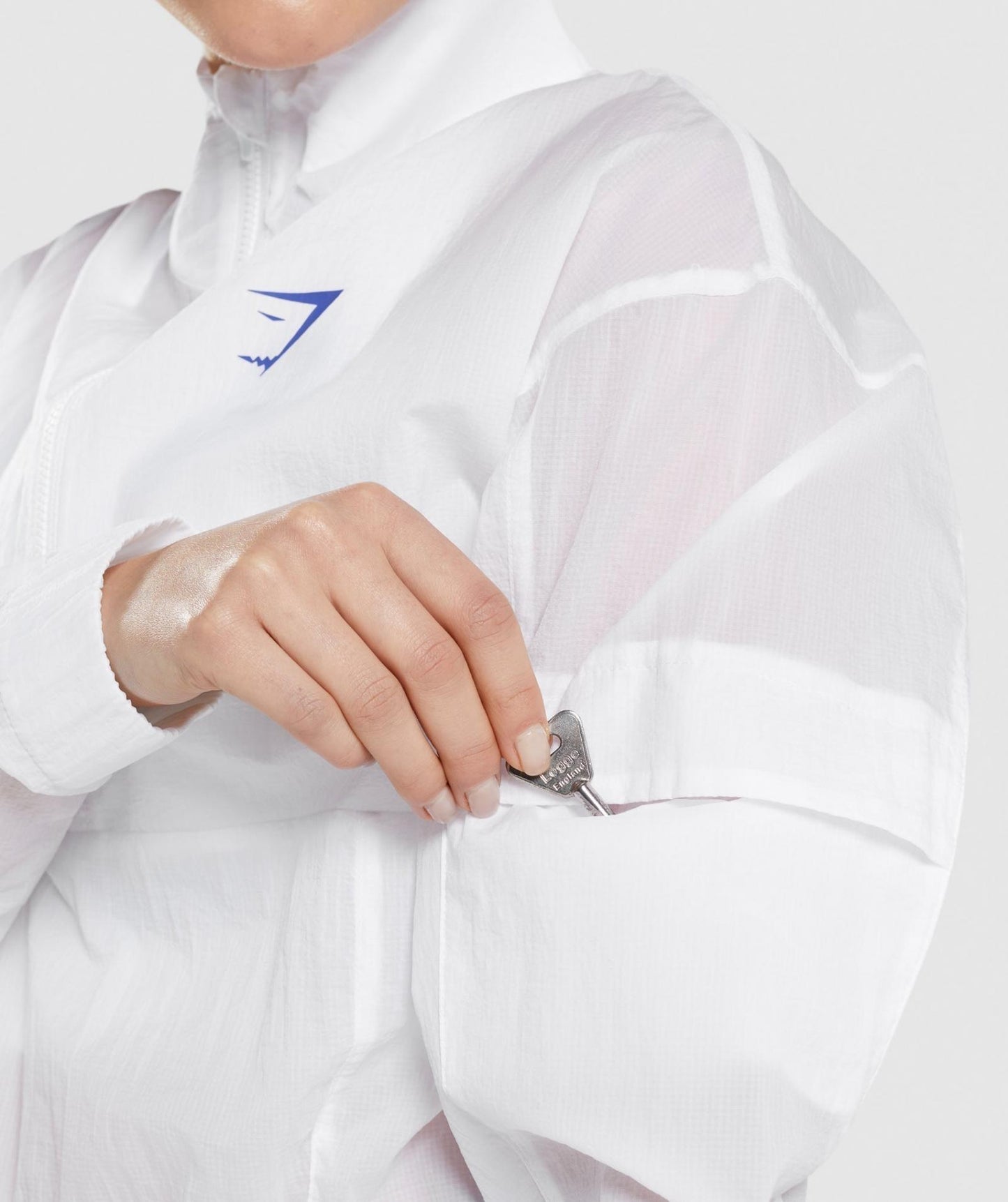 GYMSHARK PULSE WOVEN JACKET WHITE BLUE STRIUKĖ