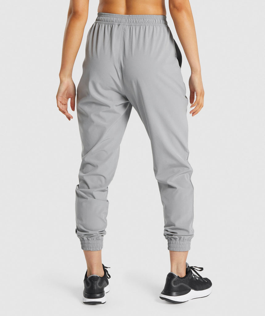 GYMSHARK TRAINING WOVEN LIGHT GREY KELNĖS