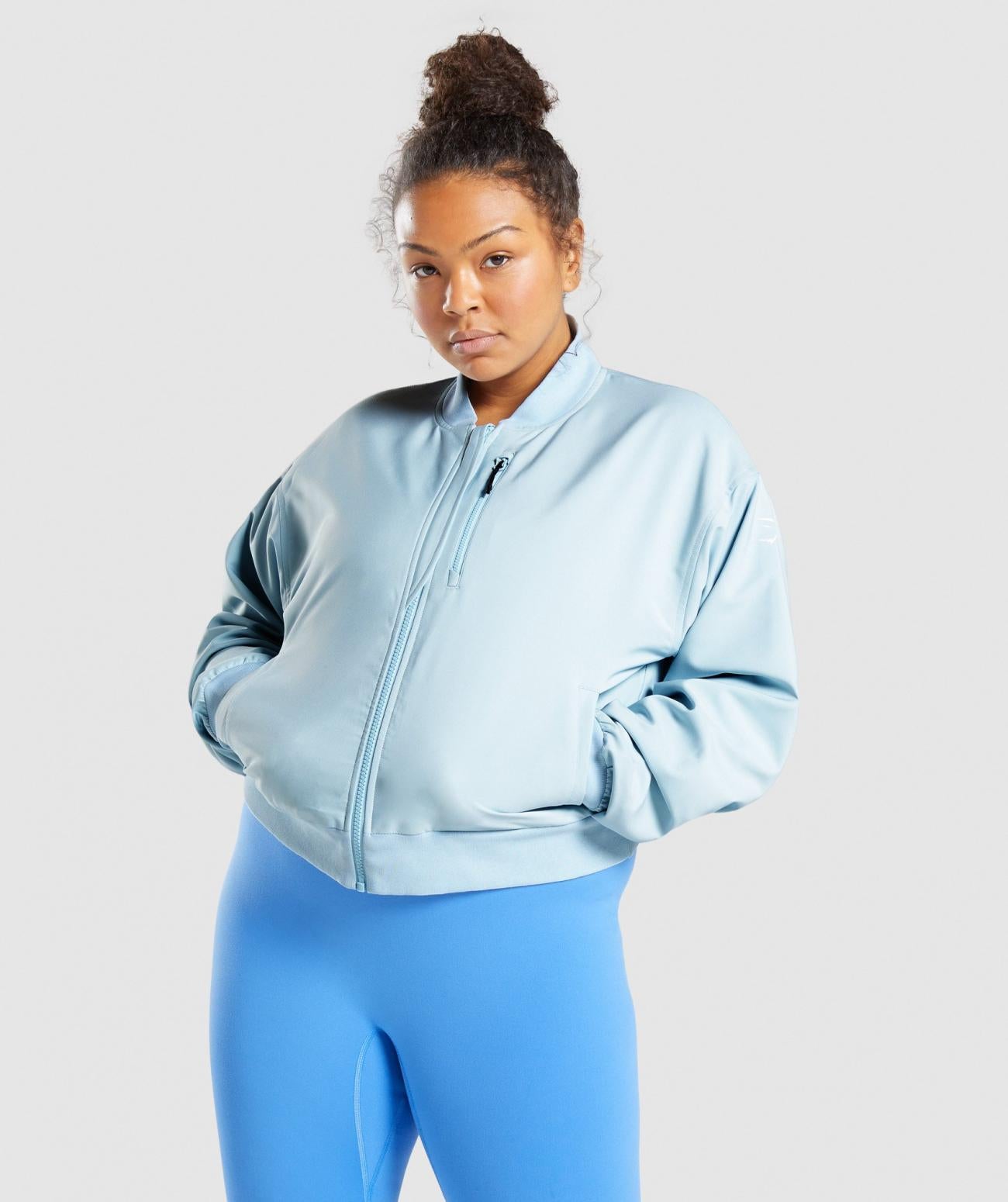 GYMSHARK DAMES ESSENTIAL BOMBER LIGHT BLUE STRIUKĖ