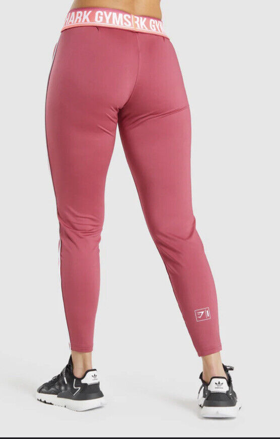 GYMSHARK RECESS DARK PINK KELNĖS