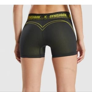 GYMSHARK APEX SEAMLESS LOW RISE BLACK/NEON YELLOW ŠORTAI